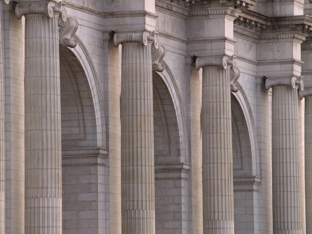 Fachada de colunas clássicas de um prédio público, referência ao contexto de licitações governamentais