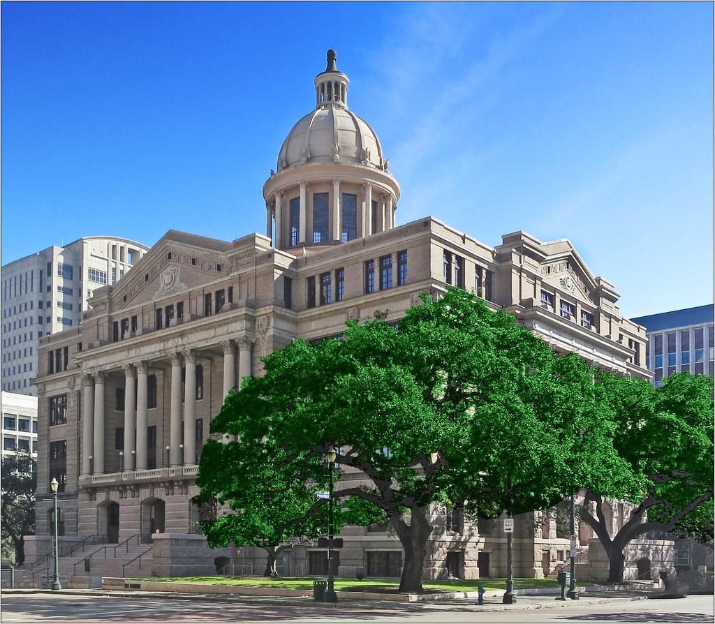 Fachada de um tribunal (courthouse) com escadaria e cúpula clássica